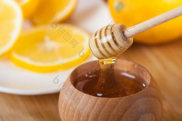 <strong>蜂蜜</strong>采用一木制的碗和<strong>蜂蜜</strong>浸渍者一nd<strong>柠檬</strong>向一木制的英语字母表的第11个字母