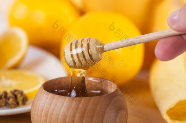 <strong>蜂蜜</strong>采用一木制的碗和<strong>蜂蜜</strong>浸渍者一nd<strong>柠檬</strong>向一木制的英语字母表的第11个字母