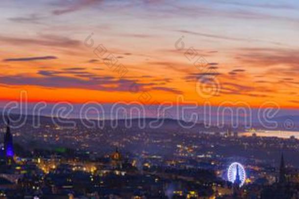 全景的看法爱丁堡城市和美丽的桔子日落天