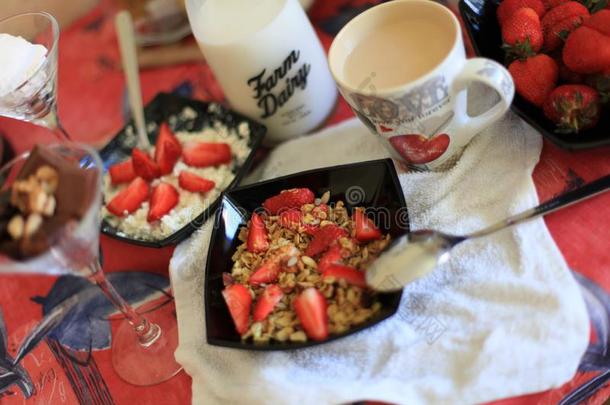 完美的早餐:发嘎吱嘎吱声的格兰诺拉麦片和酸乳酪和草莓