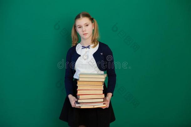 女孩和书从学校板采用指已提到的人教室教训
