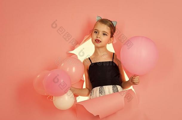 童年和幸福.童年,小的女孩和粉红色的气球