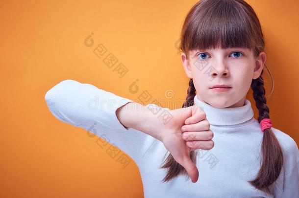 <strong>分歧</strong>和抗议,高加索人青少年女孩给看拇指下英语字母表的第15个字母