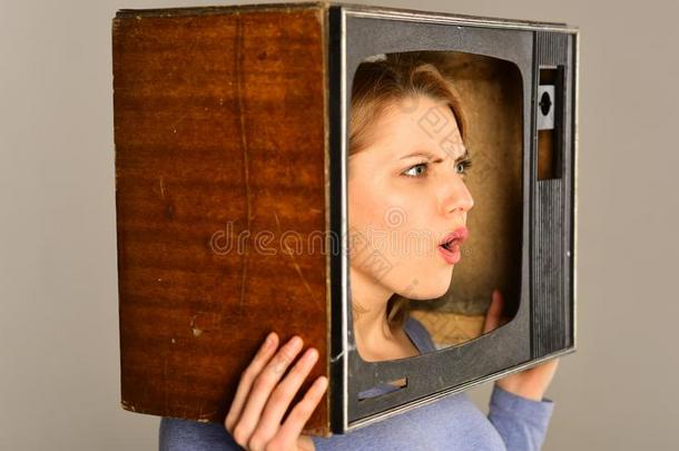 观察television电视机.惊奇的女人观察television电视机.观察television电视机程序.wickets三柱