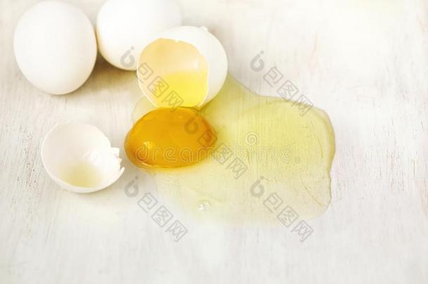 有裂缝的<strong>鸡蛋</strong>和<strong>鸡蛋</strong>壳,<strong>鸡蛋</strong>蛋黄和<strong>鸡蛋</strong>白色的向白色的背