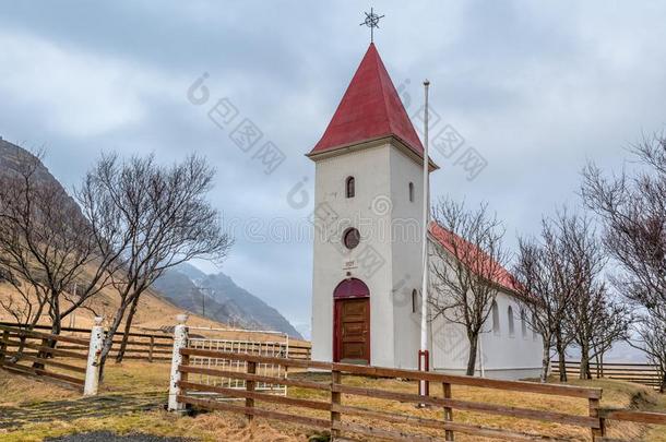 在历史上重要的Kalfafellsstadur教堂采用冰岛被环绕着的在旁边树