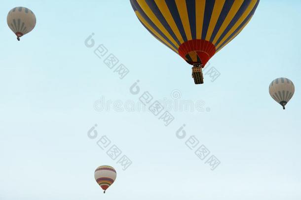 旅行.富有色彩的热的天<strong>空气球</strong>飞行的采用干净的蓝色天