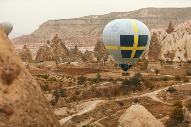 旅行.热的天<strong>空气球</strong>飞行的在上面岩石山谷,<strong>气球</strong>ing