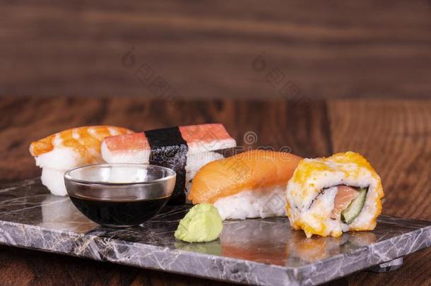 寿司放置生鱼片和寿司名册serve的过去式.
