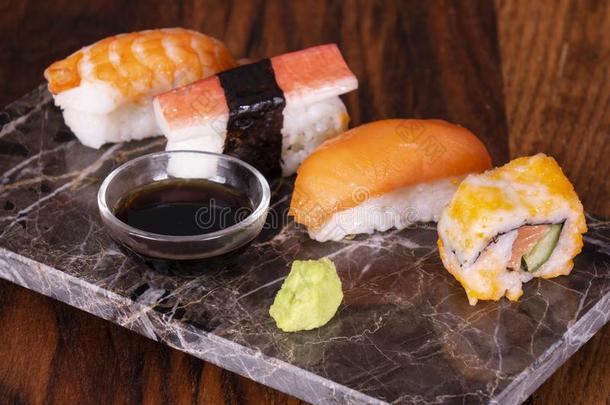 寿司放置生鱼片和寿司名册serve的过去式.