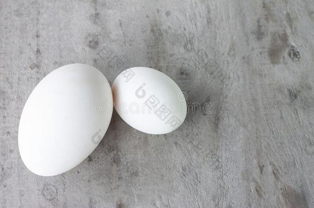 比较大小鹅鸡蛋和鸭子鸡蛋向老的木制的表.