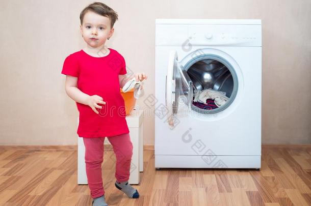小的女孩和洗涤机器