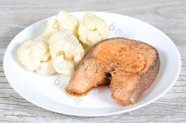 饮食的食物.蒸熟的鲑鱼牛排和大肠杆菌向一白色的pl一