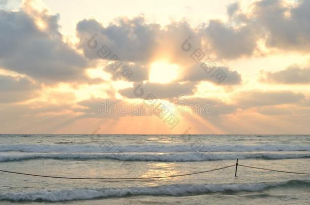 日落在海法核窝哈卡梅尔,卡梅尔海滩,护墙板,地中海的
