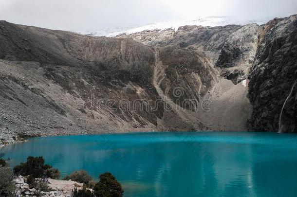 绿松石湖小湖69坐落的采用白色的山脉采用秘鲁