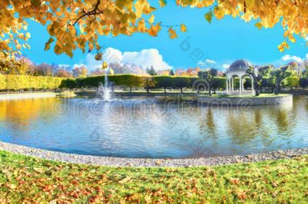 公园卡德里奥格和美丽的池塘在金色的秋.塔林,establis建立