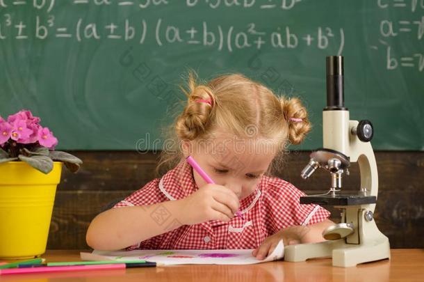 小的小孩aux.用以构成完成式及完成式的不定式教训.小的小孩绘画向纸在书桌采用护士