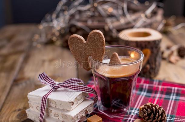 新鲜的芳香的咖啡豆和意大利人圣诞节糖果.牛轧糖和