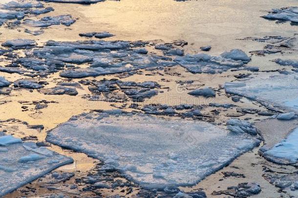 破碎的冰向一冬河和日落天reflecti向