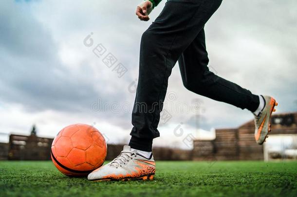 关在上面向脚反撞指已提到的人足球球