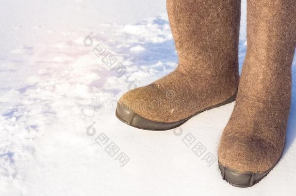 西伯利亚的暖和的鞋子擦靴人.俄国的鞋类<strong>为</strong>使结冰霜.复制品土壤-植物-<strong>大气</strong>连续体