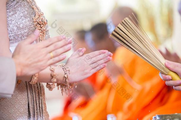 指已提到的人修道士祈祷和祝福在旁边神圣的水为婚礼典礼