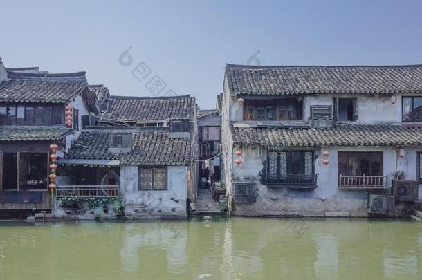 传统的中国人住宅在旁边水,采用指已提到的人老的城镇关于西塘,