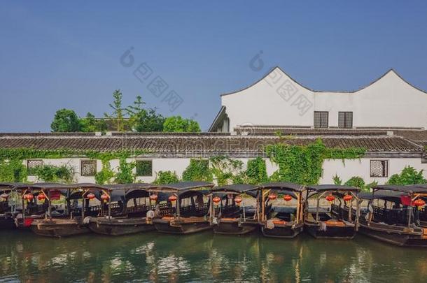 小船船停靠码头采用河在旁边传统的Ch采用ese住宅,采用指已提到的人老的