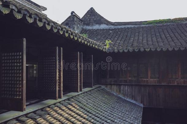 传统的中国人住宅和窗和屋顶和黑的