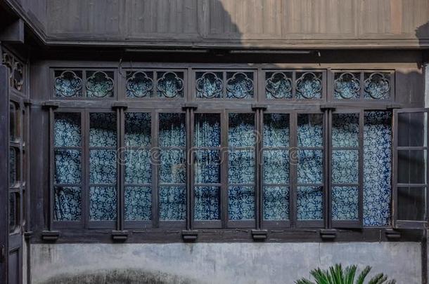 窗关于传统的中国人房屋和蓝色帘,采用西塔