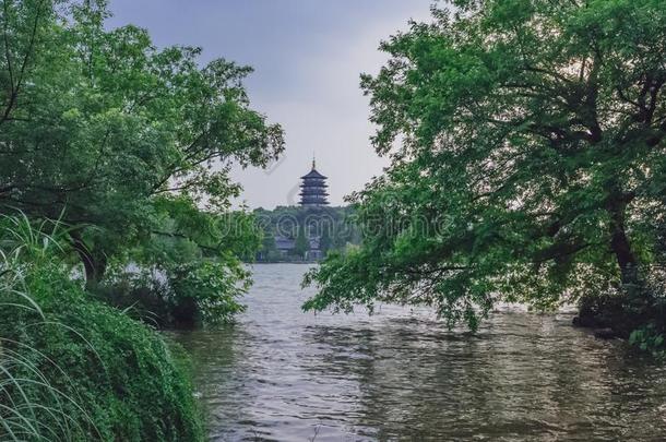 雷峰塔越过小山和西湖,在之间树,采用Hangz