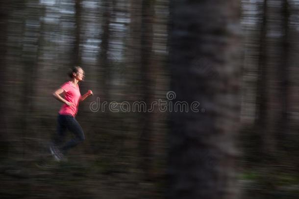 年幼的女人跑步在户外采用一森林