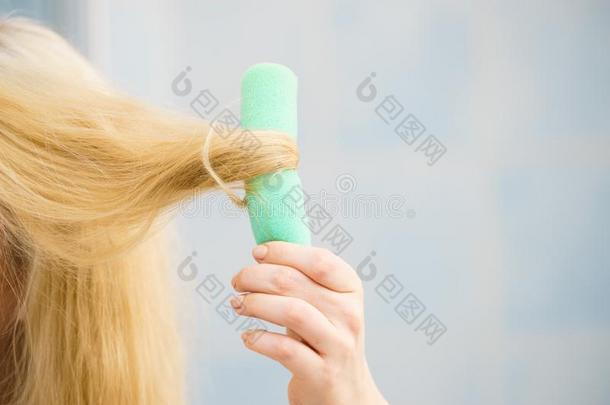 白肤金发碧眼女人女人使用头发巨浪