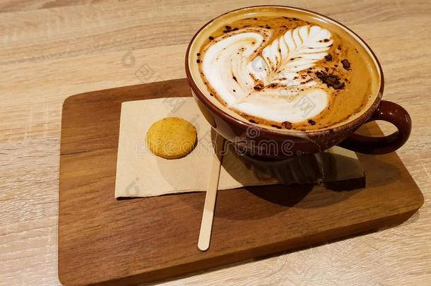 热的咖啡豆玛奇雅朵咖啡拿铁咖啡艺术服务和饼干