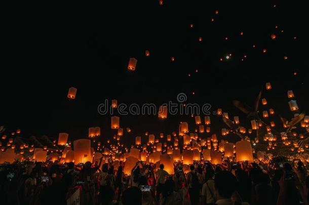 不固定的灯笼在夜采用风景城镇显微镜下聚集指数,泰国