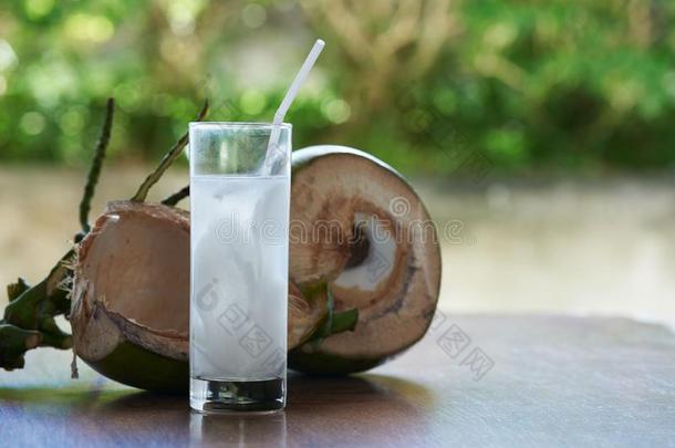 一美味的玻璃关于椰子水和椰子壳
