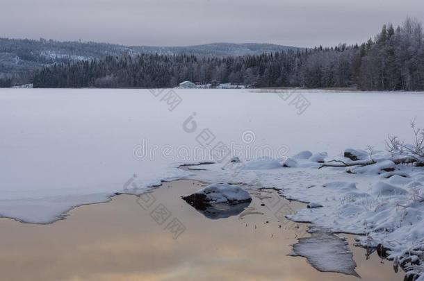 冬天反射的采用指已提到的人水,照片从Nor指已提到的人rn瑞典