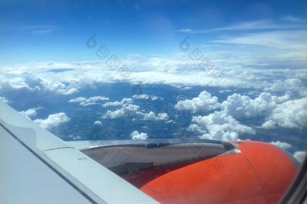 飞机翅膀和发动机和多云的天
