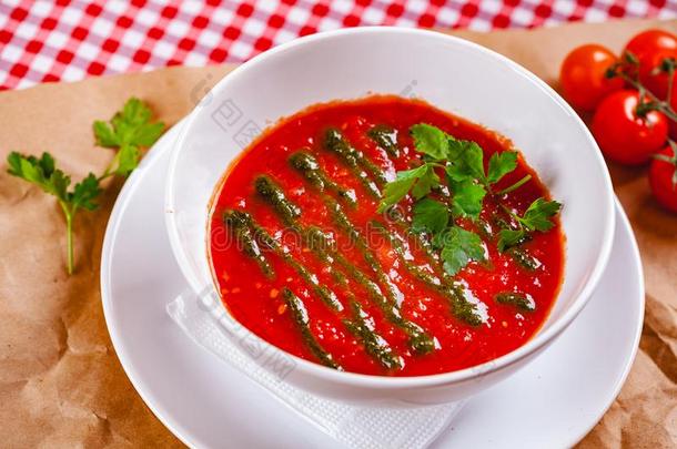 番茄寒冷的西班牙凉菜汤和香蒜沙司调味汁采用白色的碗