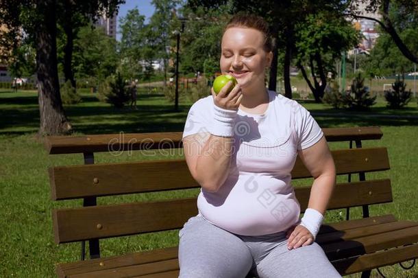 极为<strong>肥胖</strong>的女孩吃苹果后的慢跑,健康的<strong>日</strong>常饮食,适当的伦森