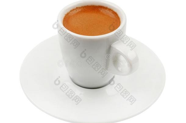 满的白色的浓咖啡咖啡豆杯子向茶杯托隔离的