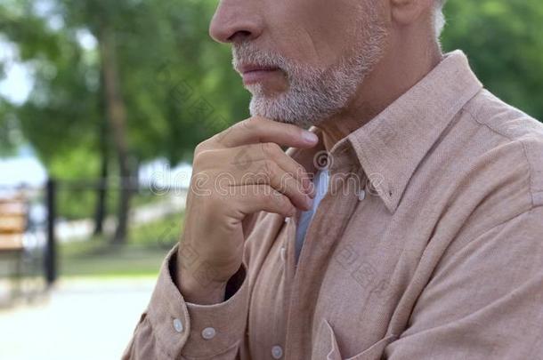 上了年纪的领取退休、养老金或抚恤金的人思考关于决定,令人同情的灰色胡须,老的