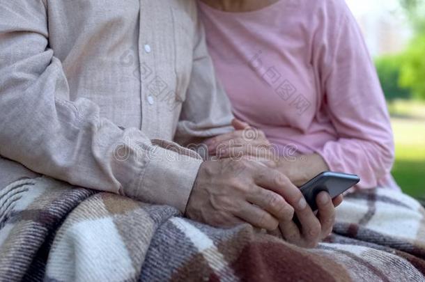老的祖父母<strong>观察家</strong>庭照片采用智能手机,relax采用g