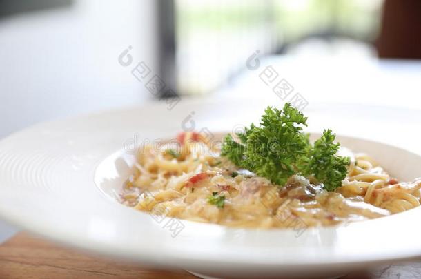 意大利面条白色的调味汁意大利面条烤面条加干酪沙司和培根和大蒜