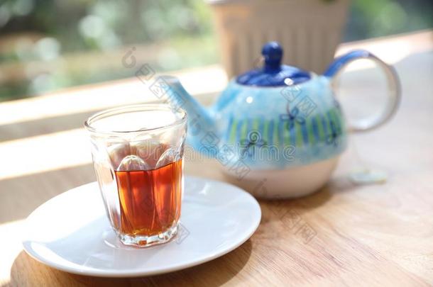热的茶水罐向茶水杯子