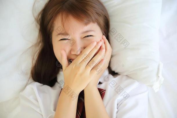 肖像日本人学校女孩戏装睡眠和微笑采用极少的量