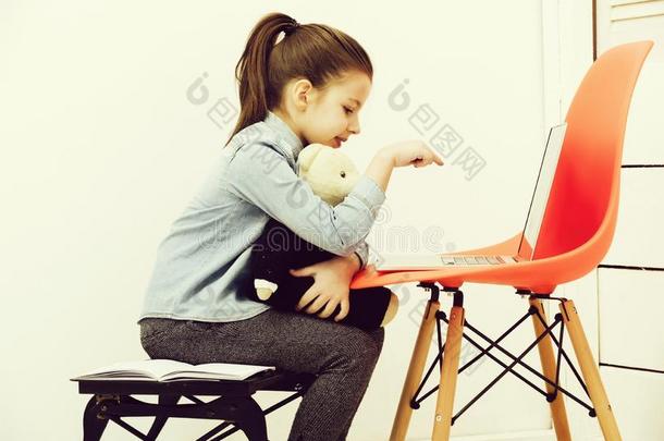 小孩或<strong>可爱</strong>的女孩热烈地拥抱妇女连衫衬裤熊和打字向<strong>便携</strong>式电脑