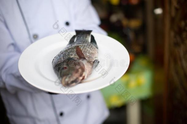 幸福的厨师烹饪术健康的餐采用The.厨房