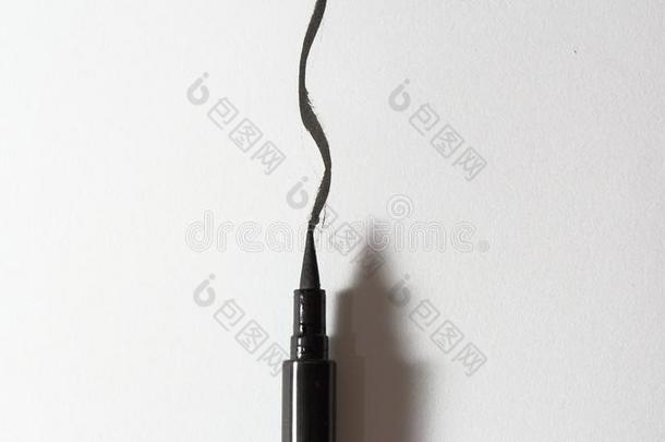 黑的液体眼线膏笔,薄的和总的跟踪