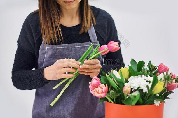 关-在上面手关于花商和花.花商佃户租种的土地盛开的